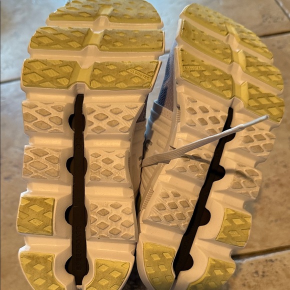 On Running Cloudstratus in Gray and White with Yellow Accents - Picture 3 of 6